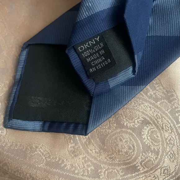 DKNY SILK SKINNY TIE - Picture 3 of 5